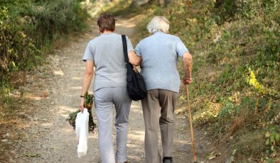 Basit ama etkileri güçlü… Yürüyüş sırasında bunu yapmak, sağlığı olumlu etkiliyor