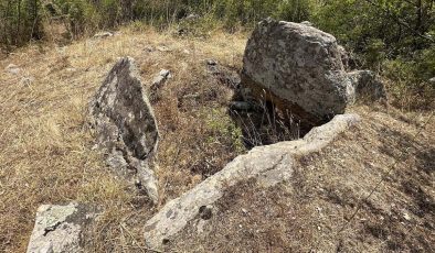 Üç bin yıllık dolmenler defineciler tarafından yok ediliyor