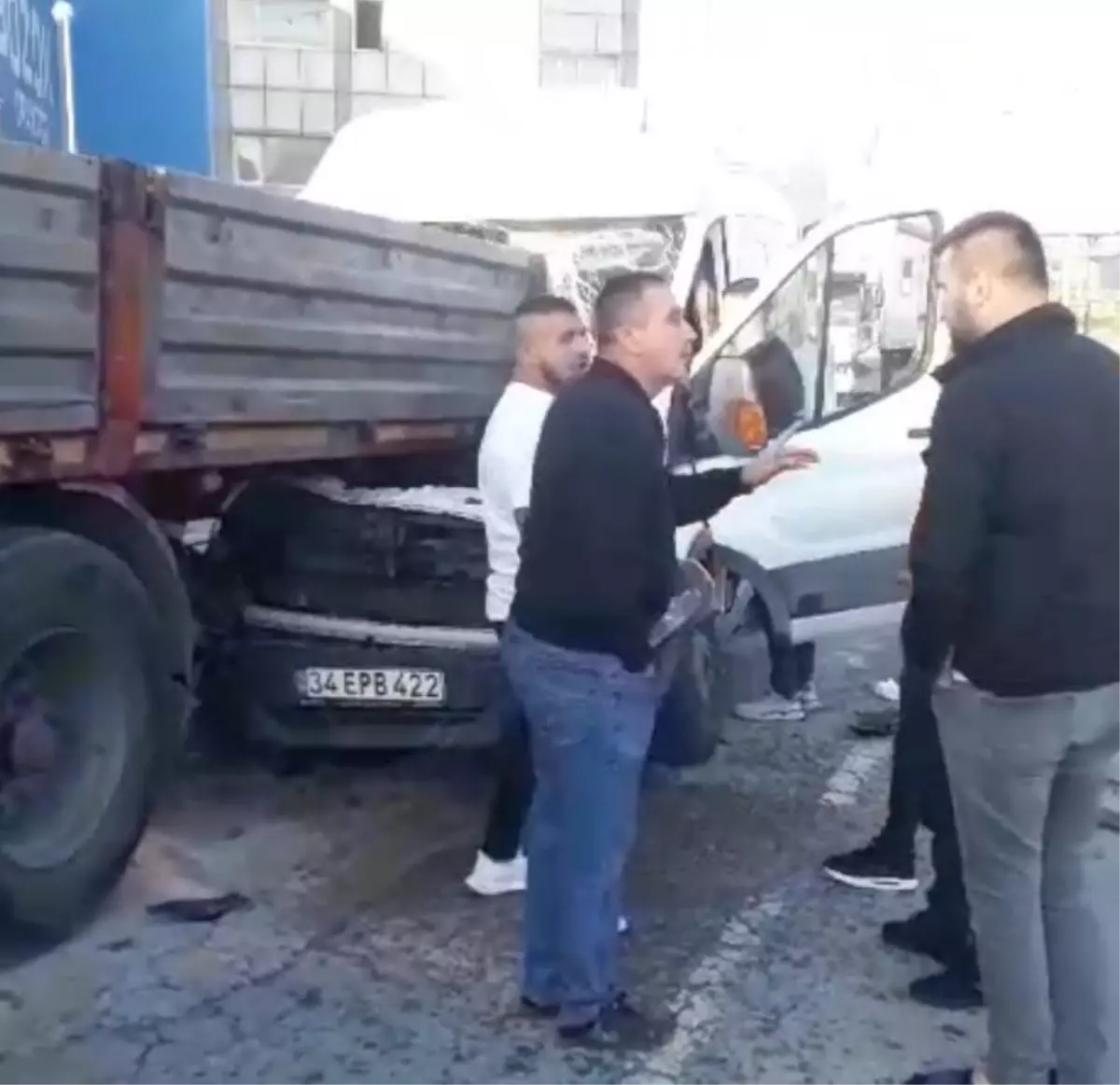 Çayırova’da Minibüs-TIR Kazası: 4 Yaralı