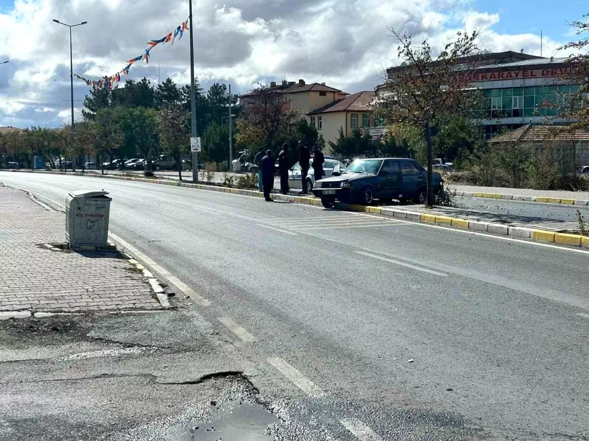 Kayseri’de Tırla Çarpışan Otomobil Orta Refüje Çıktı