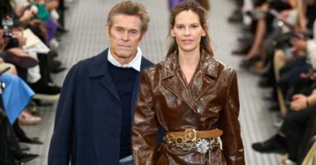 Willem Dafoe ve Hilary Swank’ten defile sürprizi