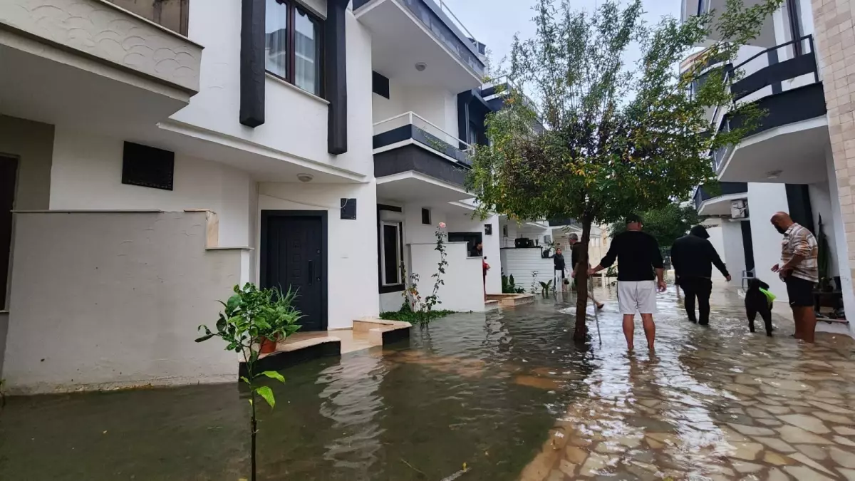 Antalya’da Sağanak Yağış Sel ve Su Baskınlarına Neden Oldu