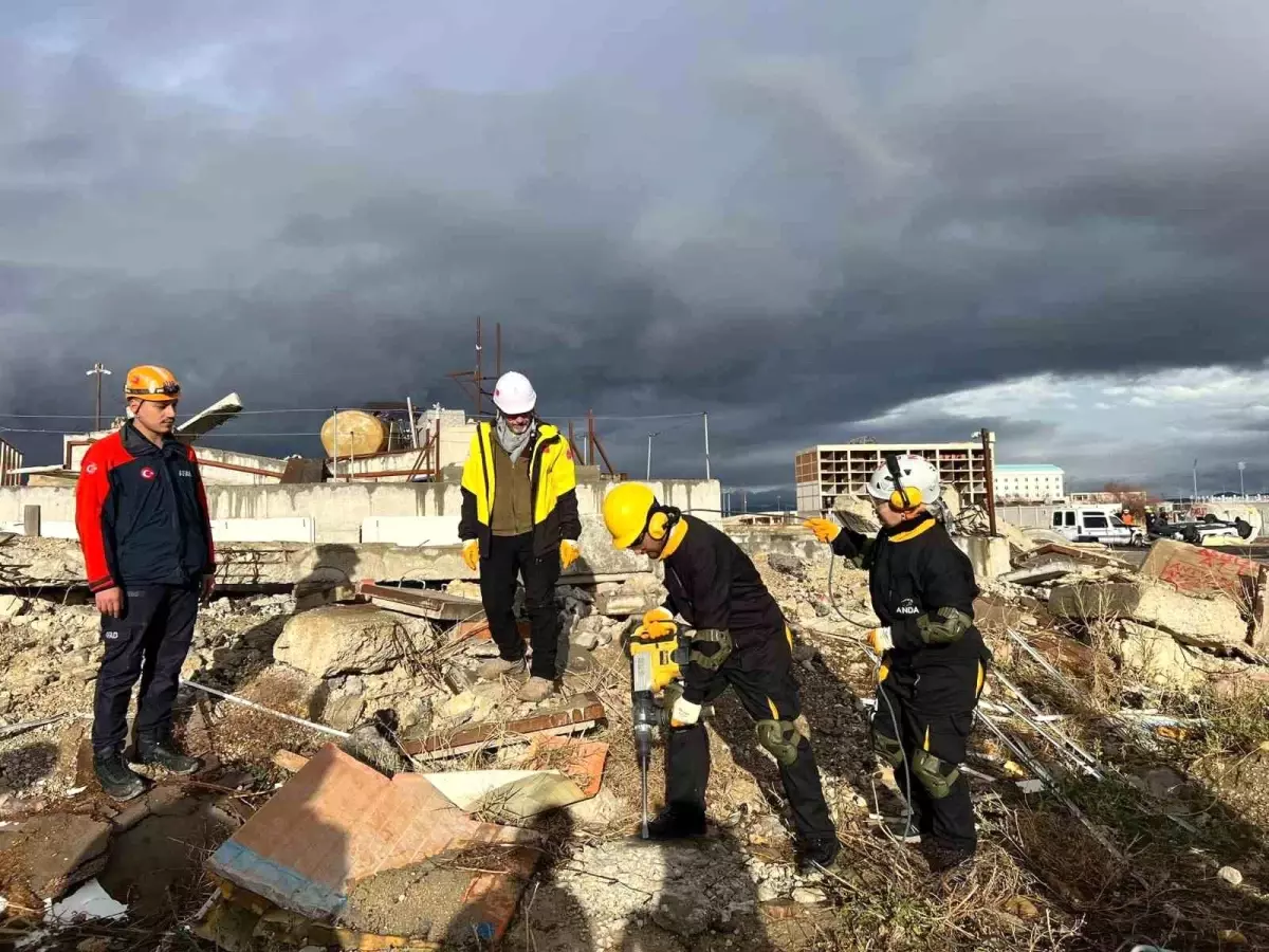 Afyonkarahisar’da Arama Kurtarma Eğitimi Tamamlandı